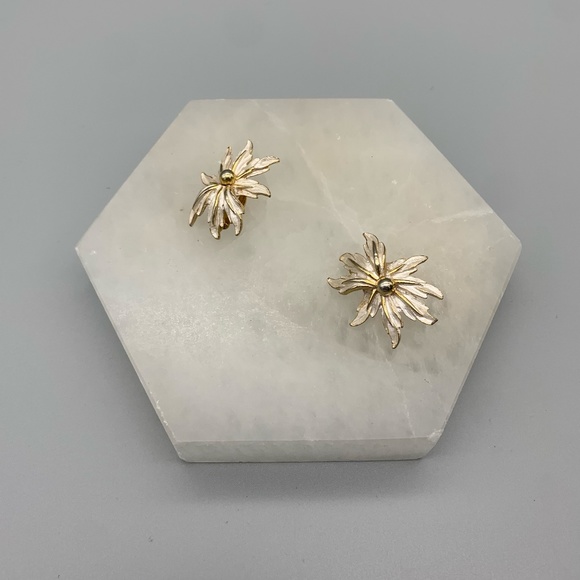 Vintage Park Lane 1970s gold and white flower clip-on earrings. Good Condition. - Picture 2 of 3